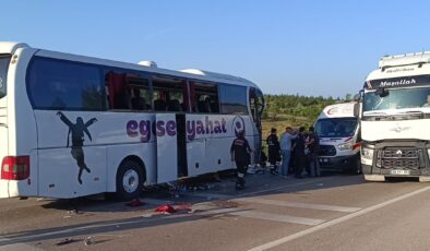 Afyonkarahisar’da feci kaza: 17 yolcu yaralandı 1 kişi hayatını kaybetti