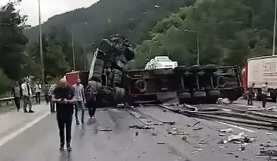 Adana’da 2 tır ve 5 otomobilin karıştığı zincirleme kaza meydana geldi