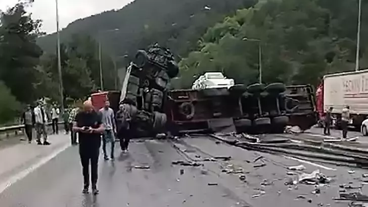 Adana’da 2 tır ve 5 otomobilin karıştığı zincirleme kaza meydana geldi