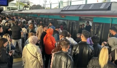 Marmaray’da intihar! Bir anda kendini raylara bıraktı