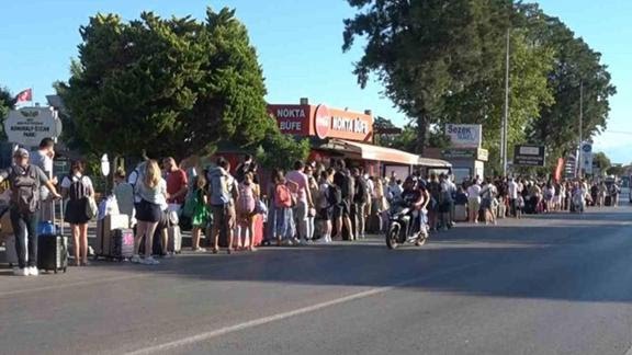 Yunan Adalarına gitmek isteyen Türk vatandaşlar, hudut kapısında yoğunluk oluşturdu