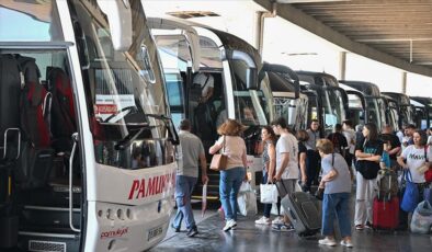 Yollarda tatil dönüşü hareketliliği sürüyor