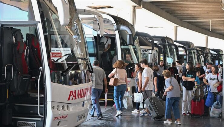 Yollarda tatil dönüşü hareketliliği sürüyor