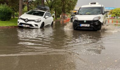 Konya’da yağışlar trafiği kapattı!