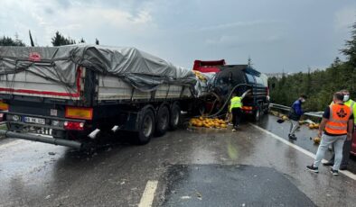 3 çekicinin karıştığı kaza nedeni ile otoyol ulaşıma kapatıldı.