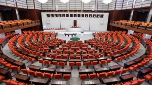 TBMM’de kabul edilen 9. Yargı Paketi, adalet sistemi ve yargı süreçlerinde köklü değişiklikler getiriyor. İcra ve İflas Kanunu yenilikleri, parasal sınır güncellemeleri, adli yardım ödeneği dağıtımında yeni düzenlemeler, Hukuk Mesleklerine Giriş Sınavı kapsamının genişletilmesi ve yediemin depolarında bekleyen araçların satışına dair kolaylıklar, paket kapsamındaki başlıca maddeler.