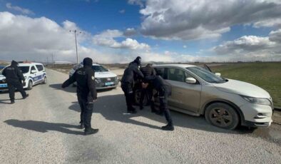 Konya’da Film Gibi Olay: Polis Aracına Çarpıp Kaçtı!