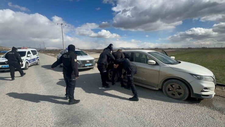 Konya’da Film Gibi Olay: Polis Aracına Çarpıp Kaçtı!