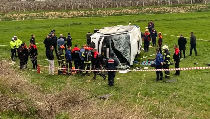 Turnuvaya Giden Öğrencileri Taşıyan Midibüs Devrildi: 2 Ölü, 26 Yaralı!