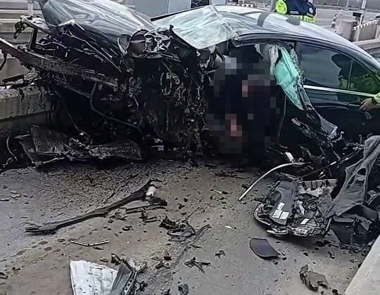 Lüks Otomobil Gişelere Çarptı: Karı-Koca Hayatını Kaybetti, 5 Günlük Bebek Ağır Yaralı!