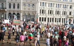 Bulgaristan’da Halk Sokağa Döküldü: ‘Titanik’e Biniyoruz!