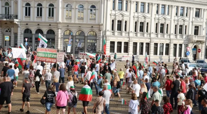 Bulgaristan’da Halk Sokağa Döküldü: ‘Titanik’e Biniyoruz!