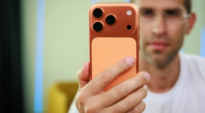 iPhone 17 Pro Kozmik Turuncu’da Renk Değişimi: Kullanıcıları Neler Bekliyor?