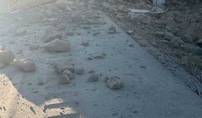 Konya Akyokuş’ta Feci Kaza: Hafriyat Kamyonu Devrildi, Yol Kapandı, Sürücü Ağır Yaralı!