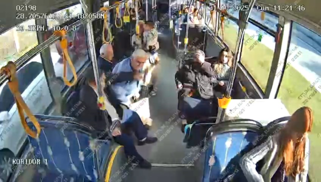 İETT Otobüsünde “Kafayı Yemiş” Adamın Rastgele Bıçaklı Saldırısı 1 Ölü, 2 Yralı.