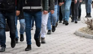 ‘Define’ ve Sahte Belge Dolandırıcılığı Operasyonu: Tutuklanan şahısların Kendilerini MİT görevlisi gibi tanıtarak vatandaşları dolandırdığı ve sahte mesleki belgeler düzenlediği belirlendi.