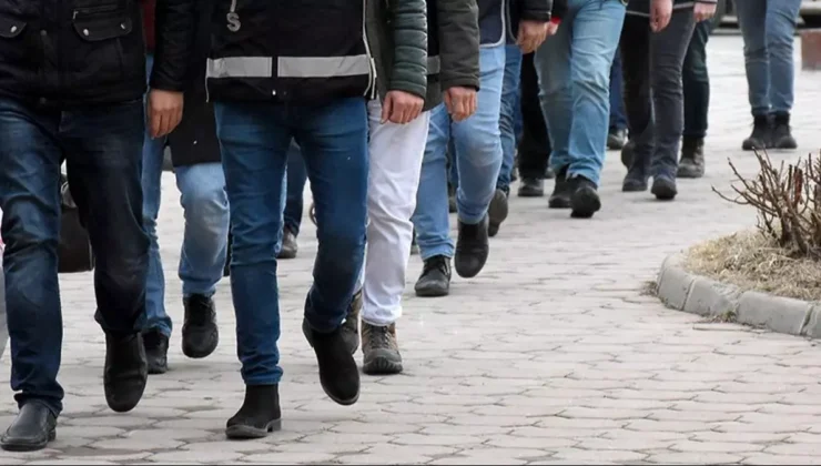 ‘Define’ ve Sahte Belge Dolandırıcılığı Operasyonu: Tutuklanan şahısların Kendilerini MİT görevlisi gibi tanıtarak vatandaşları dolandırdığı ve sahte mesleki belgeler düzenlediği belirlendi.