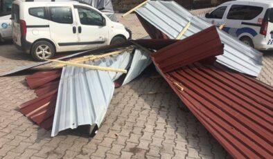 KONYA’DA FIRTINA DEHŞETİ: OKUL ÇATISI UÇTU, İLÇELER KARANLIĞA GÖMÜLDÜ!