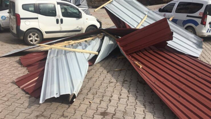 KONYA’DA FIRTINA DEHŞETİ: OKUL ÇATISI UÇTU, İLÇELER KARANLIĞA GÖMÜLDÜ!