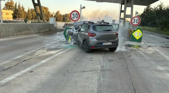 İzmir’de Gişelerde Feci Ölüm: Bariyerlere Çarpan Otomobil Alev Topuna Döndü!
