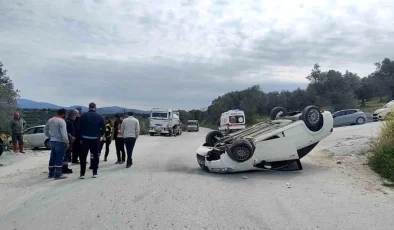 Kuşadası’nda Korkutan Kaza: 80 Yaşındaki Sürücü Takla Atan Araçtan Mucizevi Şekilde Kurtuldu