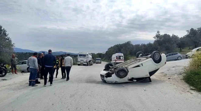 Kuşadası’nda Korkutan Kaza: 80 Yaşındaki Sürücü Takla Atan Araçtan Mucizevi Şekilde Kurtuldu