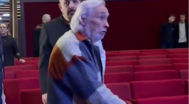 HASTANEDEN SAHNEYE: “SAĞLIĞIM İYİ DEĞİL AMA SEYİRCİMDEN ÖNEMLİ DEĞİL!”