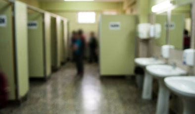 OKUL TUVALETİNDE KORKUNÇ KEŞİF: SİLAH VE TEHDİT NOTU BULUNDU!