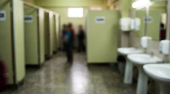 OKUL TUVALETİNDE KORKUNÇ KEŞİF: SİLAH VE TEHDİT NOTU BULUNDU!