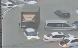 ÇİN’DE YÜZYILIN FELAKETİ: QİNZHOU ŞEHRİ TAMAMEN SULARA GÖMÜLDÜ!