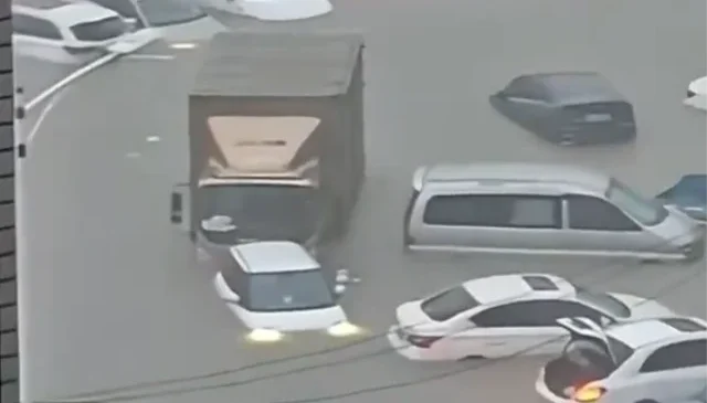 ÇİN’DE YÜZYILIN FELAKETİ: QİNZHOU ŞEHRİ TAMAMEN SULARA GÖMÜLDÜ!