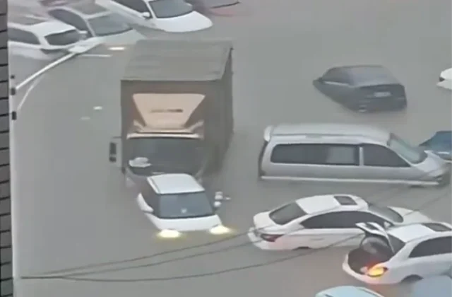 ÇİN’DE YÜZYILIN FELAKETİ: QİNZHOU ŞEHRİ TAMAMEN SULARA GÖMÜLDÜ!