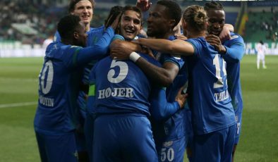 Rizespor Evinde Coştu: Karadeniz Derbisinde Samsunspor’u 4-1 Mağlup Etti