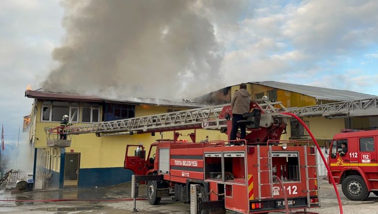 Kastamonu’da Fabrika Yangını: Alevler Geceyi Aydınlattı