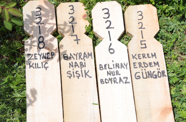 Kahramanmaraş’ta Mahşeri Kalabalık, Dinmeyen Acı: 4 Sıra Arkadaşı Yan Yana Uğurlandı!