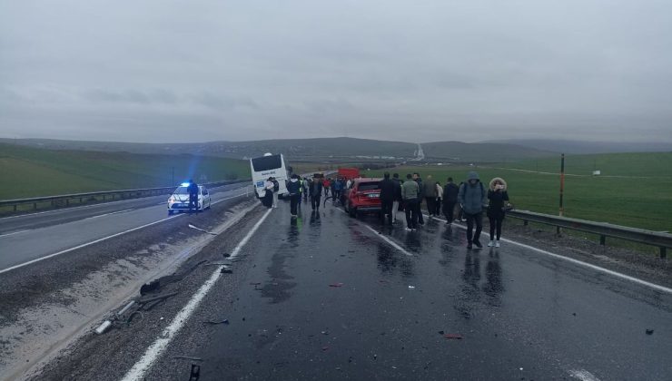 AKSARAY-NEVŞEHİR YOLUNDA FACİANIN EŞİĞİNDEN DÖNÜLDÜ: OTOBÜS DEHŞET SAÇTI!