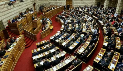 YUNANİSTAN’DA YOLSUZLUK DEPREMİ: 13 VEKİLİN DOKUNULMAZLIĞI KALDIRILDI!