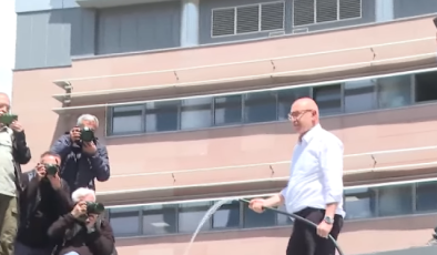 Mahmut Tanal elinde hortumla çatıya çıktı: Açın suyu