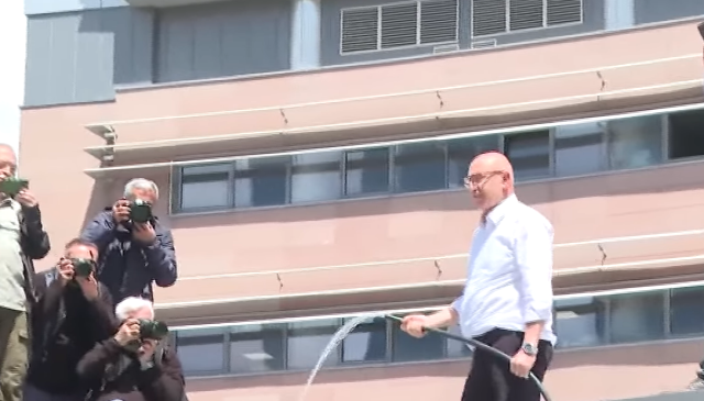 Mahmut Tanal elinde hortumla çatıya çıktı: Açın suyu