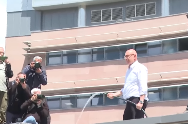 Mahmut Tanal elinde hortumla çatıya çıktı: Açın suyu