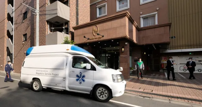 TOKYO’DA KİMYASAL ALARM: AVM’DE DEHŞET ANLARI! BİLİNMEYEN BİR MADDE PÜSKÜRTEN ŞAHIS 19 KİŞİYİ HASTANELİK EDİP KAÇTI!