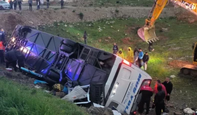 MALATYA’DA KATLİAM GİBİ KAZA: YOLCU OTOBÜSÜ ŞARAMPOLE DEVRİLDİ, ÖLÜ VE YARALILAR VAR!