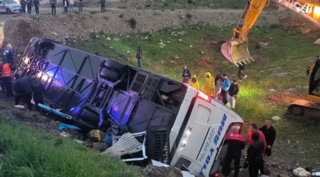MALATYA’DA KATLİAM GİBİ KAZA: YOLCU OTOBÜSÜ ŞARAMPOLE DEVRİLDİ, ÖLÜ VE YARALILAR VAR!
