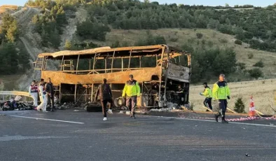 KAHREDEN HABER: DENİZLİ’DE YOLCU OTOBÜSÜ BARİYERLERE ÇARPIP ALEV ALDI: 1’İ BEBEK 8 CAN KAYBI, 33 YARALI!