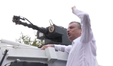 ANKARA’DA TARİHİ EYLEM: ÖZGÜR ÖZEL POLİS TOMA’SININ ÜZERİNE ÇIKTI! “MAKAM ODASINI MERAKLISINA BIRAKTIK!”