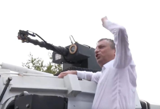 ANKARA’DA TARİHİ EYLEM: ÖZGÜR ÖZEL POLİS TOMA’SININ ÜZERİNE ÇIKTI! “MAKAM ODASINI MERAKLISINA BIRAKTIK!”