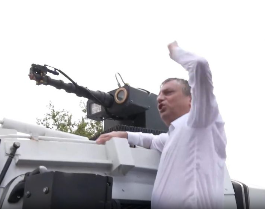 ANKARA’DA TARİHİ EYLEM: ÖZGÜR ÖZEL POLİS TOMA’SININ ÜZERİNE ÇIKTI! “MAKAM ODASINI MERAKLISINA BIRAKTIK!”