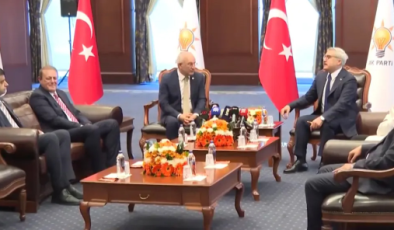 ANKARA’DA TARİHİ DEVRİM: AK PARTİ VE CHP 3 BAYRAM SONRA İLK KEZ BAYRAMLAŞTI! MUTLAK BUTLAN GÖLGESİNDE MECLİS’TE AYRI REST!