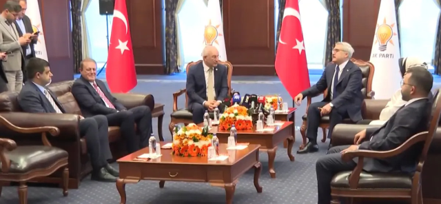 ANKARA’DA TARİHİ DEVRİM: AK PARTİ VE CHP 3 BAYRAM SONRA İLK KEZ BAYRAMLAŞTI! MUTLAK BUTLAN GÖLGESİNDE MECLİS’TE AYRI REST!