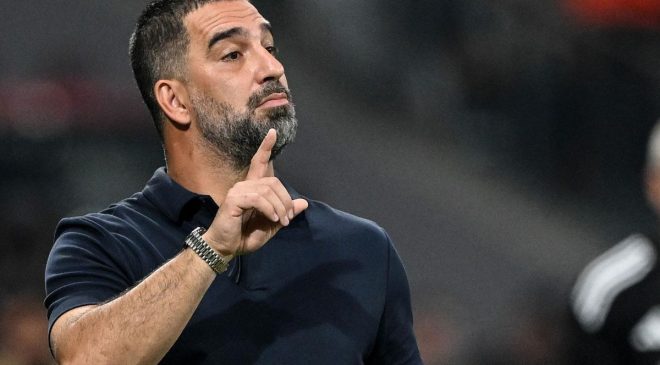SAVAŞIN GÖLGESİNDE FUTBOL: ARDA TURAN’IN MAÇINDA ÜÇ KEZ SİREN SESLERİ YÜKSELDİ!